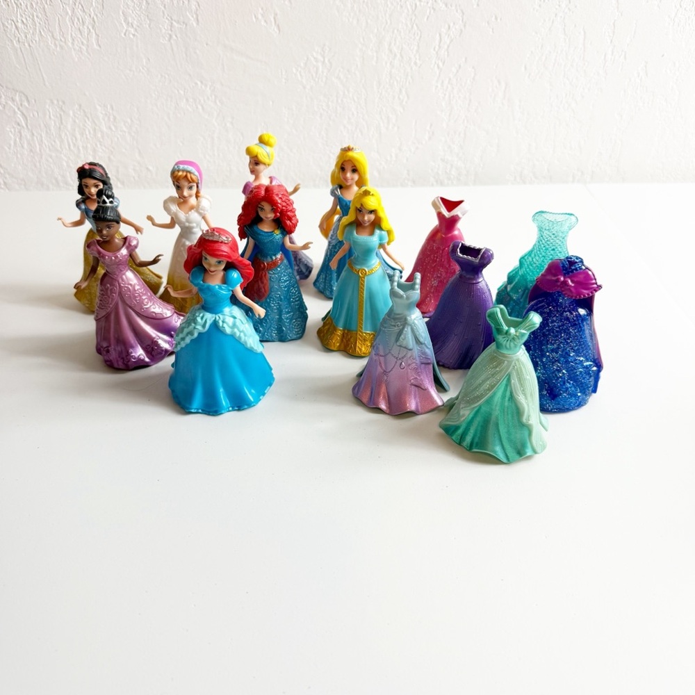 Lot of 8 Disney Princess Magic Clip Figures & 6 Extra Dresses
